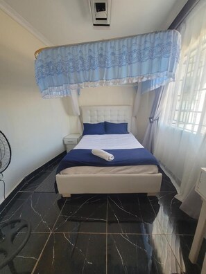 Quarto standard, 1 cama de casal, para não fumantes, suíte | Escrivaninha, espaço de trabalho para notebook, Wi-Fi de cortesia