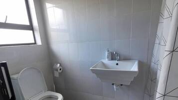 Chambre Standard, 1 lit double, non-fumeurs, salle de bains attenante | Salle de bain | Douche, serviettes fournies, savon, papier toilette