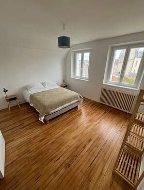 4 bedrooms, iron/ironing board, WiFi, bed sheets - Rent vacation home in Audierne - Beach, port, center on foot - sleeps 8 (Audierne)