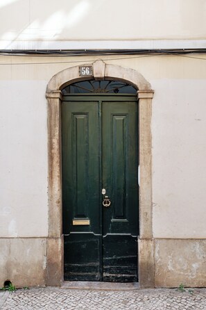 Front of property - Curva do 28 Alfama (Lisbon)