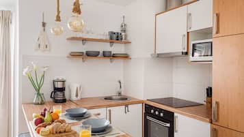 Appartement, 1 lit double et 1 canapé-lit, non-fumeurs, vue ville | Coin cuisine privé | Micro-ondes, cafetière/bouilloire, grille-pain