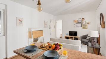 Eenvoudig appartement, 1 tweepersoonsbed met slaapbank, niet-roken, uitzicht op stad | Privékitchenette | Een magnetron, een koffiezetapparaat/waterkoker, een broodrooster