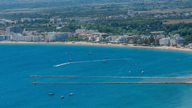A coastal cityscape with a beach, boats, and buildings. - WELCS APARTMENT 273 EMP with public swimming pool (Rosas / Roses)
