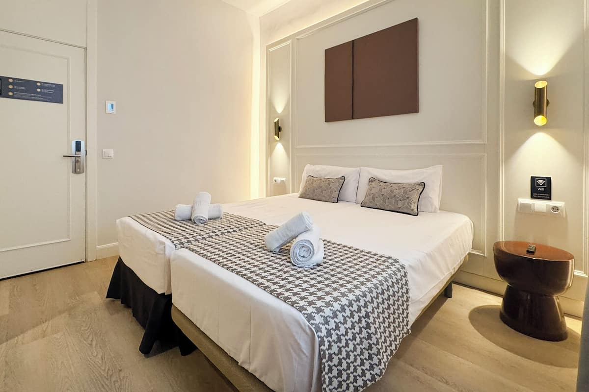 Habitació triple Comfort | Caixa forta a l'habitació i cortines opaques