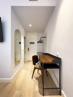 Kahden hengen executive-huone | Tallelokero huoneessa, pimennysverhot, äänieristys, silitysrauta/-lauta