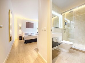 In-room safe, blackout curtains, soundproofing, iron/ironing board - Ópera Stays by Charming (Madrid)