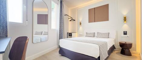 غرفة اقتصادية مزدوجة | خزنة داخل الغرفة وستائر تعتيم وتجهيزات عازلة للصوت ومكواة/لوح كي