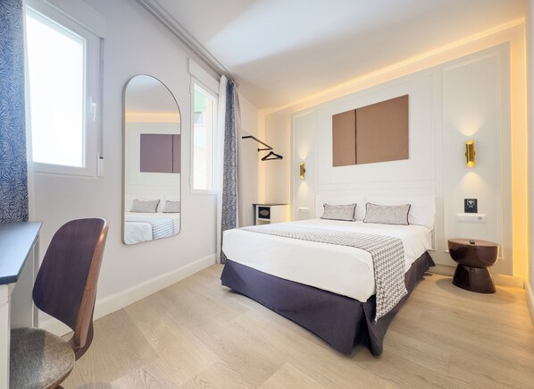 Quarto casal econômico | Cofres nos quartos, cortinas blackout, quartos à prova de som