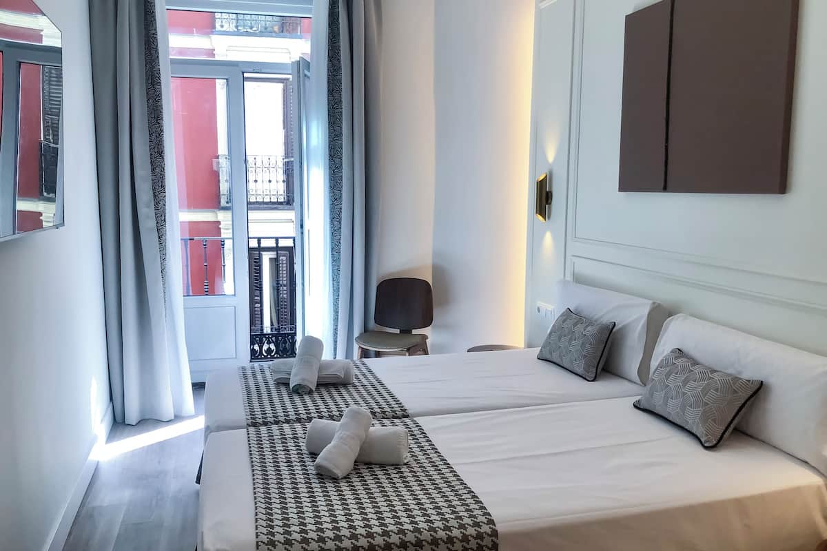 Habitació triple urbana | Caixa forta a l'habitació i cortines opaques