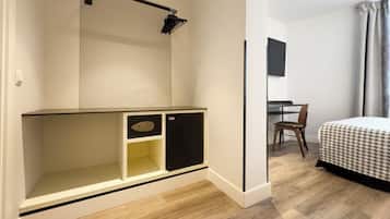 Habitación doble clásica | Caja de seguridad en la habitación, cortinas blackout y insonorización