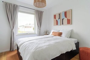 2 bedrooms, iron/ironing board, WiFi - Modern Ground Floor Corner Flat with Rustic Patio (Båstad)