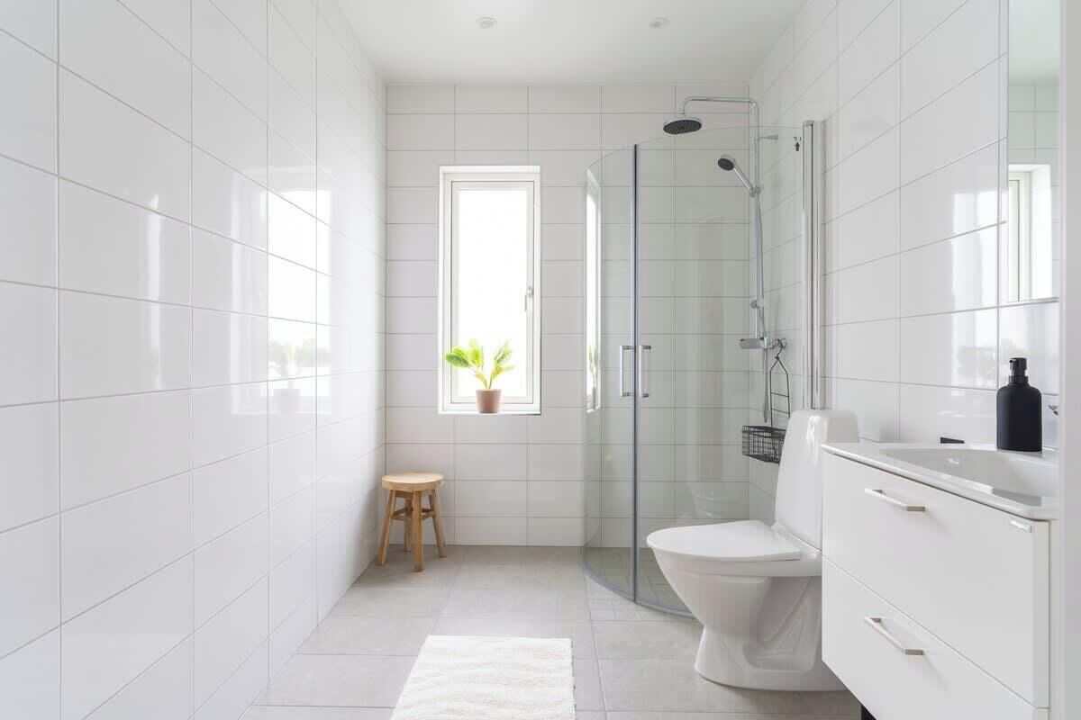 Een douche, een haardroger, handdoeken