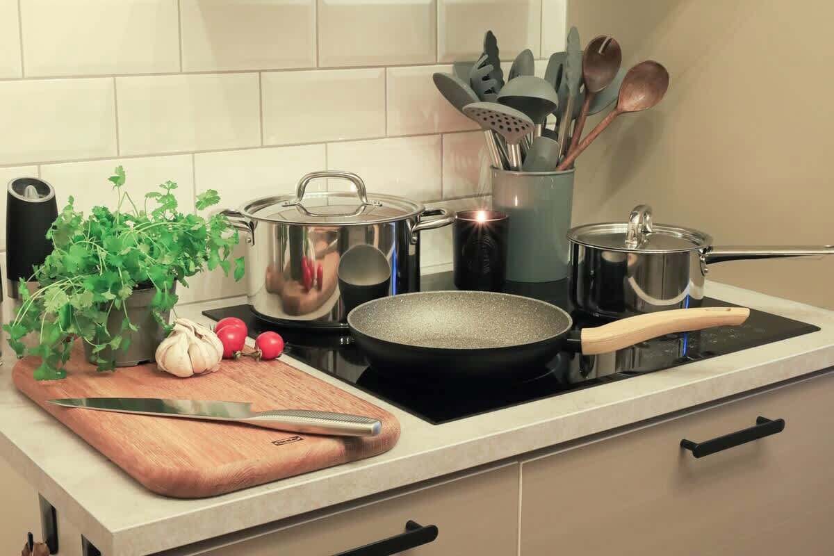 Jääkaappi, mikroaaltouuni, uuni, liesi