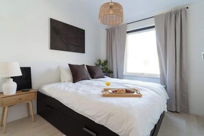 3 slaapkamers, een strijkplank/strijkijzer, wifi, beddengoed