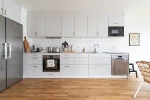 Een koelkast, een magnetron, een oven, een kookplaat