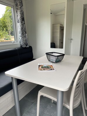 ห้องดับเบิล, วิวสวนสาธารณะ | บริเวณนั่งเล่น | ทีวี