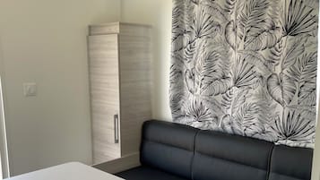 Habitación doble, vista al parque | Área de sala de estar