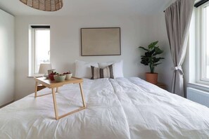 3 bedrooms, iron/ironing board, WiFi, bed sheets