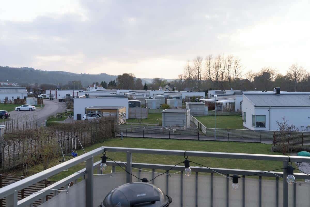 Una zona residencial con varias casas móviles, un área de estacionamiento y un campo cubierto de césped.