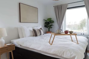 3 bedrooms, iron/ironing board, WiFi, bed sheets