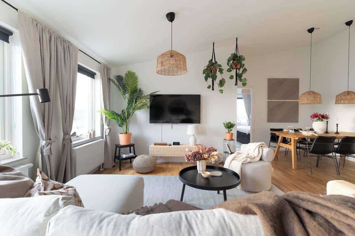 Televisión y oficina 