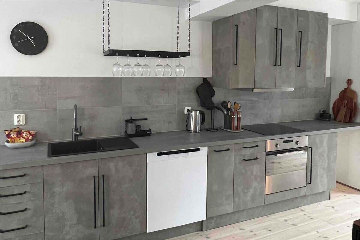 Fridge, oven, stovetop, dishwasher