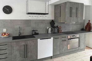 Kjøleskap, ovn, kokeplater og oppvaskmaskin