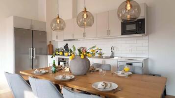 Geladeira, micro-ondas, fogão, cooktop