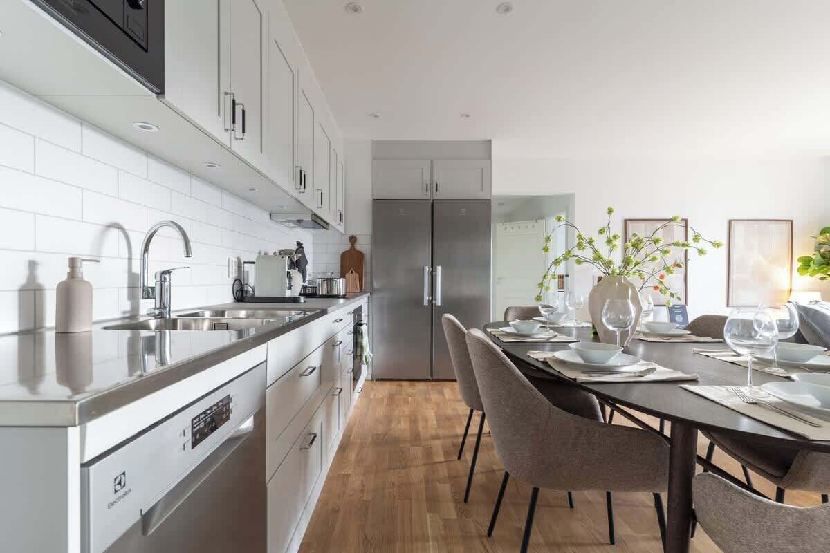 Frigorífico, microondas, horno y placa de cocina