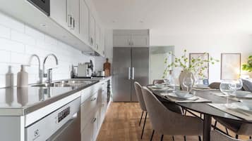 Frigorífico, microondas, horno y placa de cocina