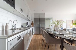 Frigorífico, microondas, horno y placa de cocina