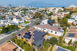 A residential area with houses, streets, and a view of the ocean. - Warwick Coastal Harmony (Cape Town)