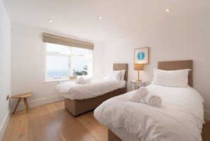 3 bedrooms, iron/ironing board, WiFi, bed sheets - Harbour Rest – 3-Bed Sea View Apartment at Tors Park (Lynmouth)