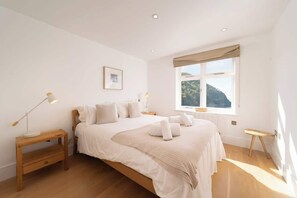 3 bedrooms, iron/ironing board, WiFi, bed sheets - Harbour Rest – 3-Bed Sea View Apartment at Tors Park (Lynmouth)