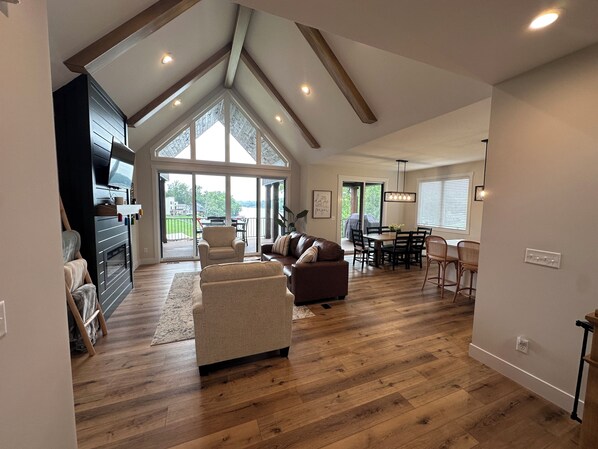 Smart TV, fireplace