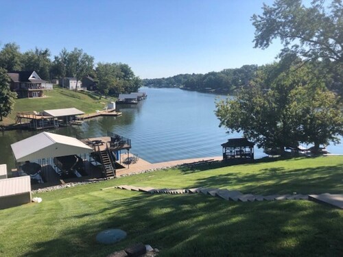 Brand New Lakefront Retreat on Williamstown Lake 7 Miles from The Ark