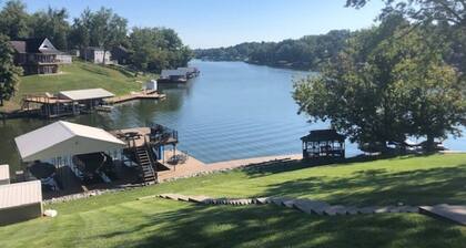 Brand New Lakefront Retreat on Williamstown Lake 7 Miles from The Ark