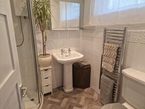 Shower, hair dryer, towels, soap - Secluded bungalow in woodland near the sea &  picturesque village of Staithes. (Staithes)
