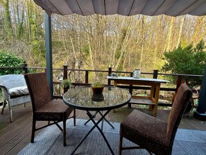 Outdoor dining - Secluded bungalow in woodland near the sea &  picturesque village of Staithes. (Staithes)