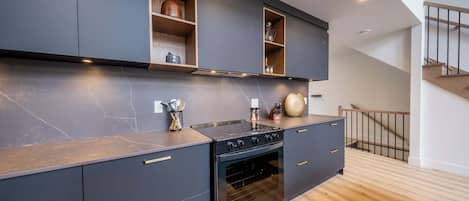 Frigorífico, microondas, horno y placa de cocina