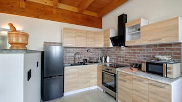 Kylskåp, mikrovågsugn, ugn och spishäll