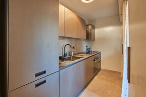 Fridge, oven, stovetop, dishwasher