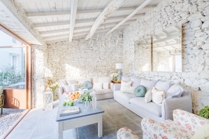 TV - 7 Bedrooms Luxury Farmhouse Villa with Pool in Lucca (Vorno)