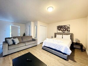 Tabla de planchar con plancha, wifi y ropa de cama 