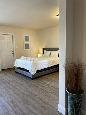 Tabla de planchar con plancha, wifi, ropa de cama