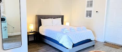 Tabla de planchar con plancha, wifi y ropa de cama