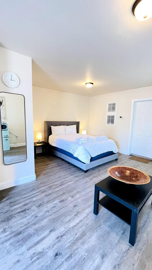 Iron/ironing board, WiFi, bed sheets