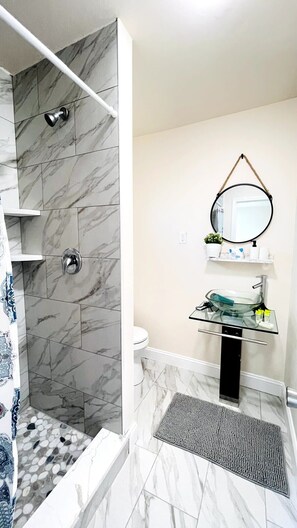 Shower, hair dryer, towels, shampoo - #3 "The village" awesome Studio (North Myrtle Beach)