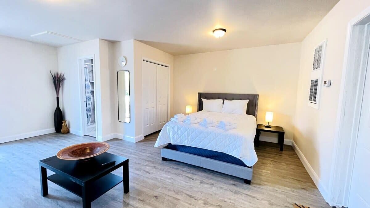 Iron/ironing board, WiFi, bed sheets