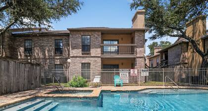Med Center Condo w/Pool, Travel Nurses Welcome!